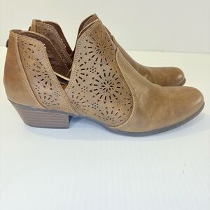 Daisy Fuentes Ronja Tan Laser Cut Out Stacked Block Heel Ankle Booties Sz8
